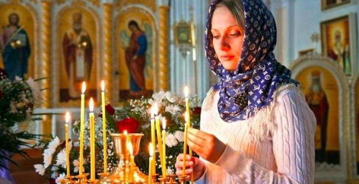 В храмы ПЦУ женщинам разрешено заходить с непокрытой головой
