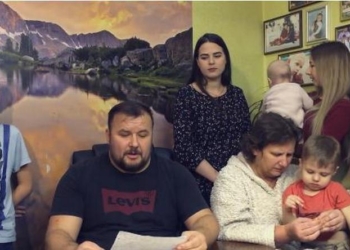 Многодетная приемная семья из Николаева решила подарить Петру Порошенко свой микроавтобус, поскольку не имеет средств на его “растаможку”