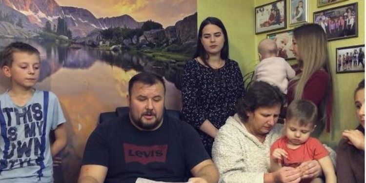 Многодетная приемная семья из Николаева решила подарить Петру Порошенко свой микроавтобус, поскольку не имеет средств на его “растаможку”