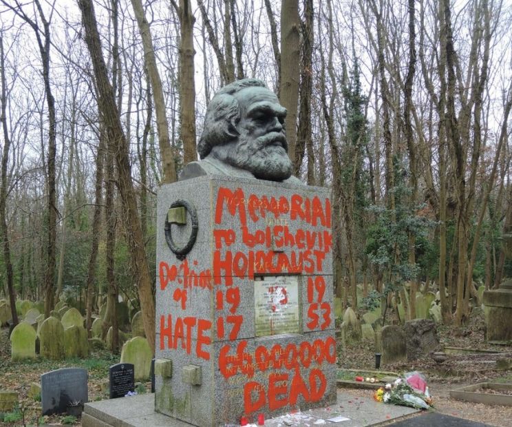 Второй раз за месяц: могила Карла Маркса в Лондоне осквернена 1