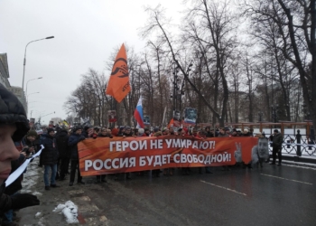 «Герои не умирают»: в Москве проходит марш памяти Бориса Немцова