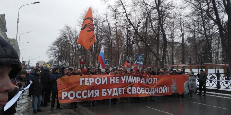 «Герои не умирают»: в Москве проходит марш памяти Бориса Немцова