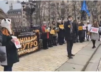 “Знімай хутро назавжди”: в 10 городах Украины сегодня провели акции против использования меха