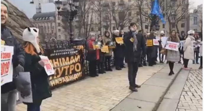 “Знімай хутро назавжди”: в 10 городах Украины сегодня провели акции против использования меха