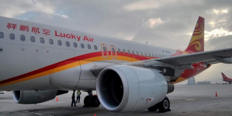 Китайская авиакомпания подаст в суд на мужчину, который бросил монеты в двигатель самолета «на удачу»