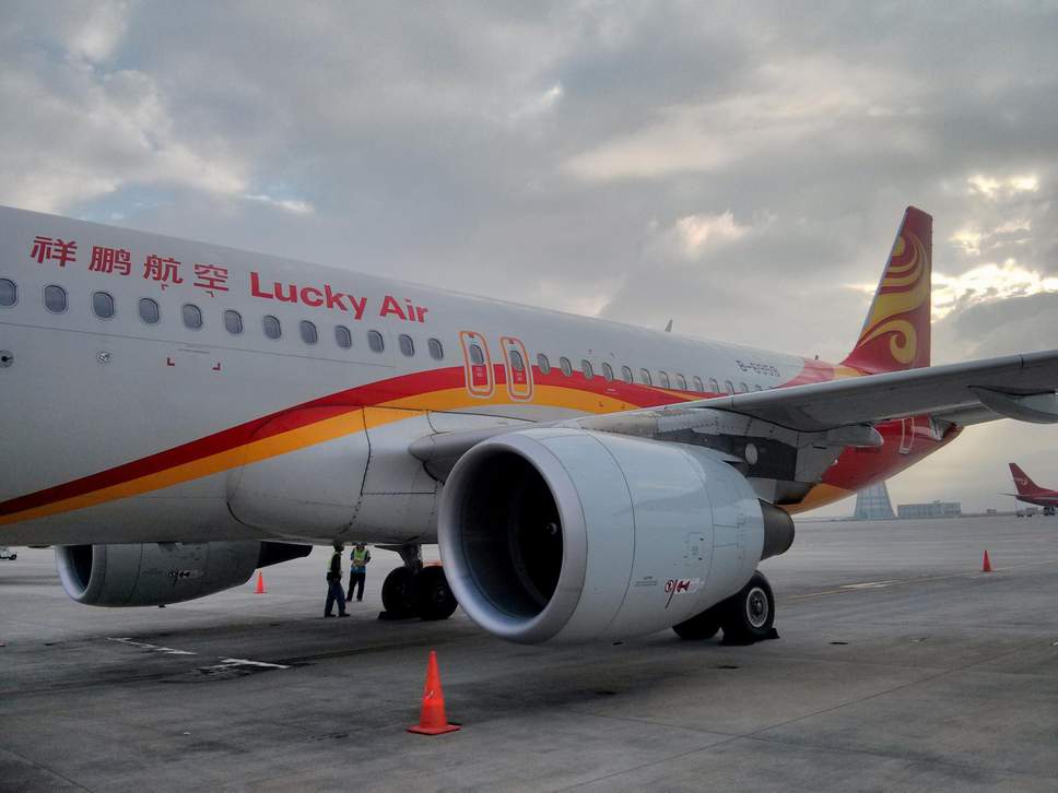 Китайская авиакомпания подаст в суд на мужчину, который бросил монеты в двигатель самолета «на удачу» 1