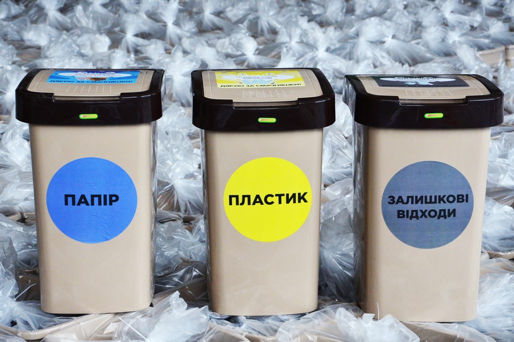 69 школ и 24 больницы Николаева получили новые контейнеры для сортировки мусора 1