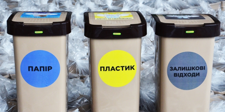 69 школ и 24 больницы Николаева получили новые контейнеры для сортировки мусора