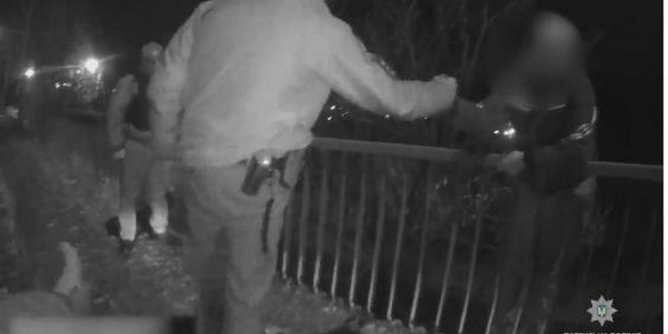 В Николаеве патрульные спасли пьяного мужчину, который пытался покончить с собой