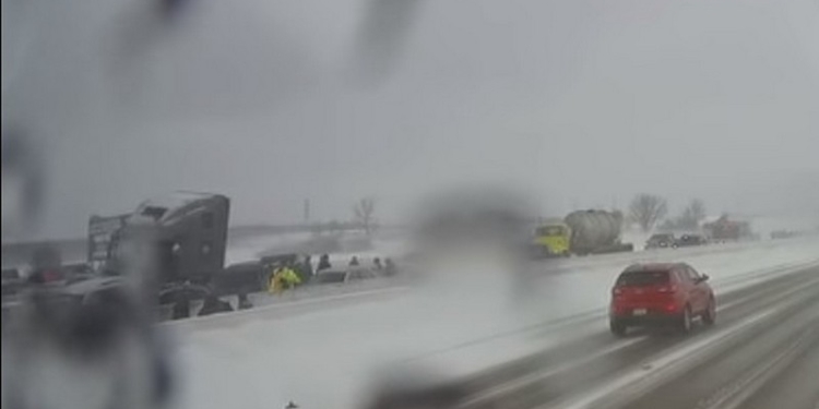 В американском штате Висконсин столкнулось более сотни автомобилей – есть погибшие и пострадавшие