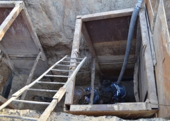 В Николаеве из-за аварии на канализационном коллекторе образовался провал глубиной 5,5 м