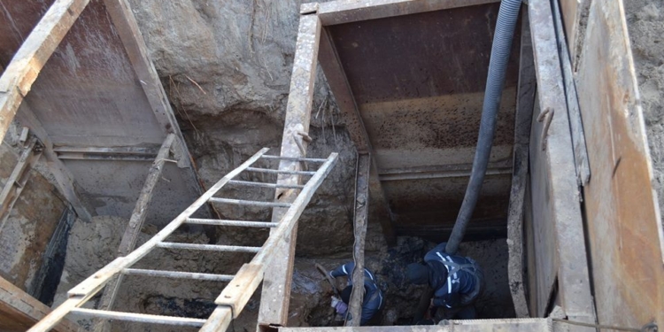 В Николаеве из-за аварии на канализационном коллекторе образовался провал глубиной 5,5 м