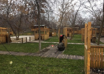 На берегу Намыва в Николаеве принудительно демонтировали незаконную летнюю площадку бара Cowboy