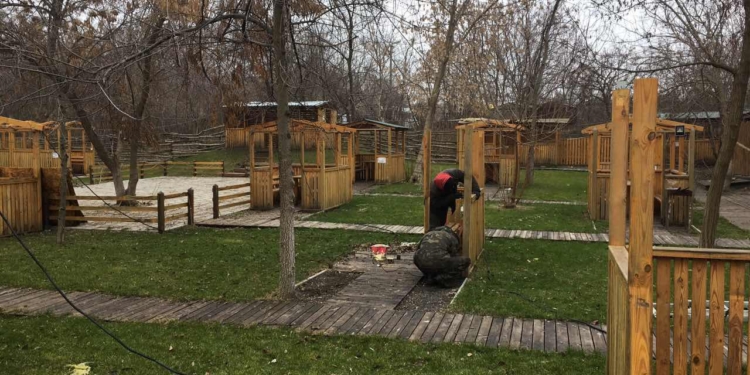 На берегу Намыва в Николаеве принудительно демонтировали незаконную летнюю площадку бара Cowboy