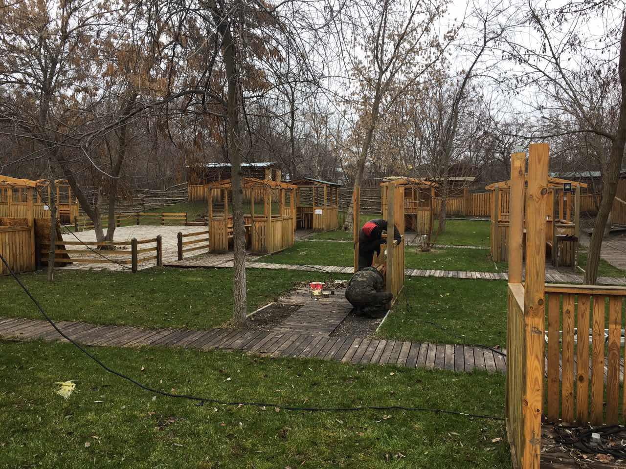 На берегу Намыва в Николаеве принудительно демонтировали незаконную летнюю площадку бара Cowboy