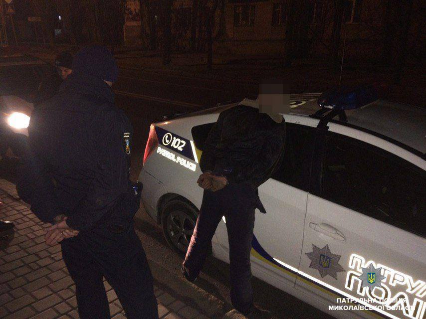 Николаевские патрульные за сутки выявили трех горожан, хранящих наркотики 1