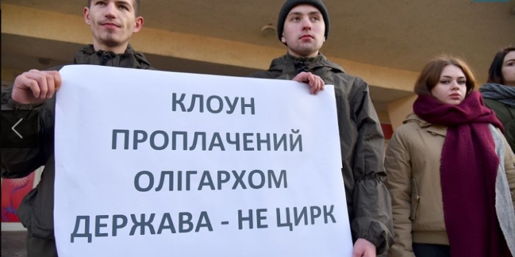 Зеленского во Львове заблокировали ветераны и заставили ответить на вопросы