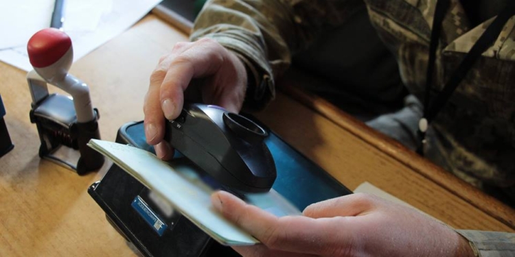 Гражданин Румынии хотел в Николаеве сойти на берег по частично подделанному паспорту моряка