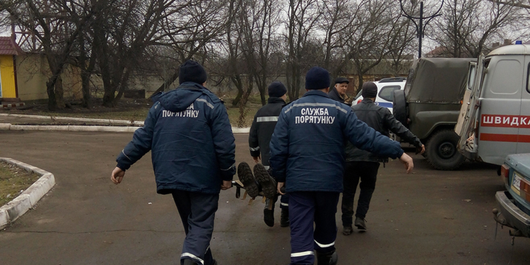 На Николаевщине мужчину достали из выгребной ямы