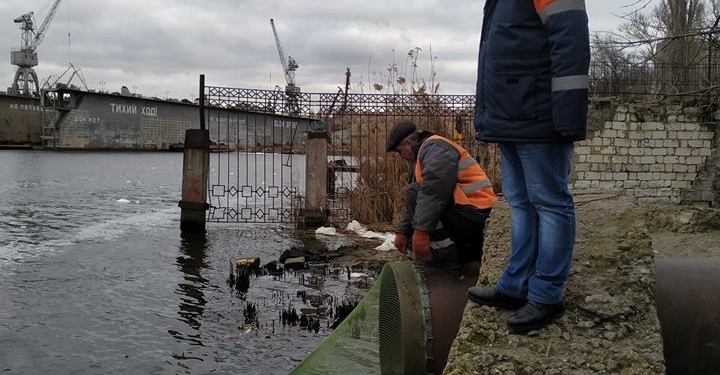 Эксперимент: в Николаеве на трубу ливневой канализации у понтонного моста поставили «улавливатель» твердого мусора