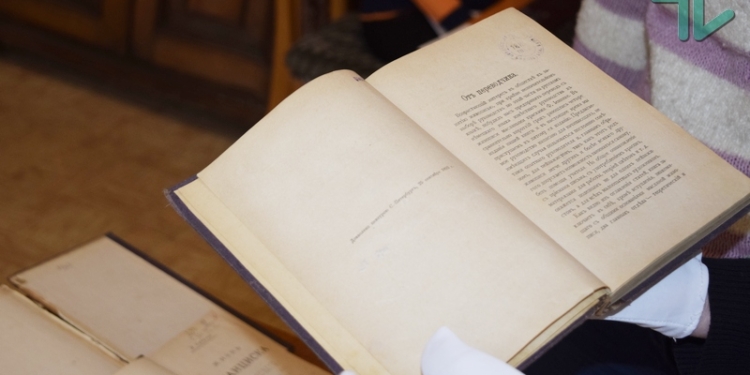 Живая память позапрошлого века: в Николаеве устроили выставку найденных между страницами старых книгах артефактов