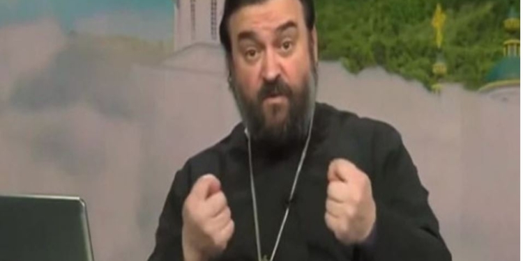 Вера или мракобесие? “Дули вам, а не сиськи”, – в РФ священник запрещает женщинам раздеваться у врачей