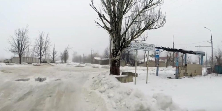 “Людей на улице ноль”: в сети показали фото поселка около разрушенного аэропорта в Донецке