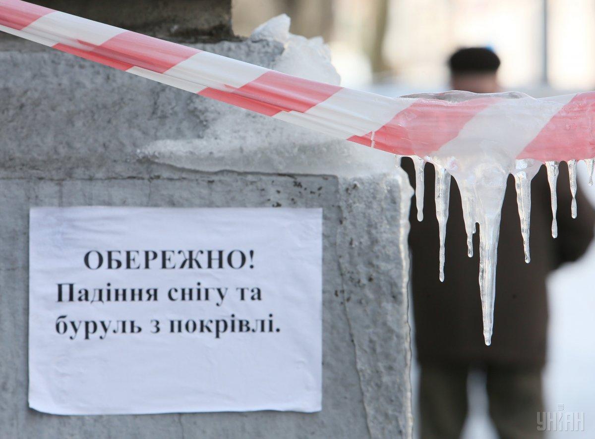 Работнице ЖЭКа из Конотопа грозит тюрьма из-за смертоносных сосулек