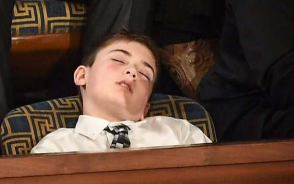 Юный Трамп заснул во время речи президента США и стал героем мемов