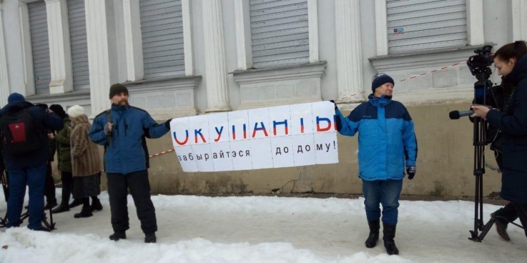 “Оккупанты, убирайтесь домой”: консульство РФ забросали зеленкой и яйцами в Харькове