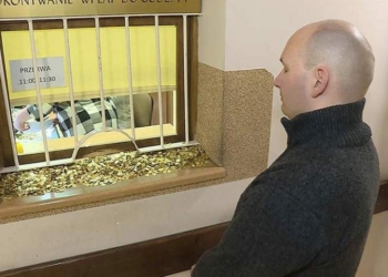 Отомстил: поляк принес в суд 30 кг монет