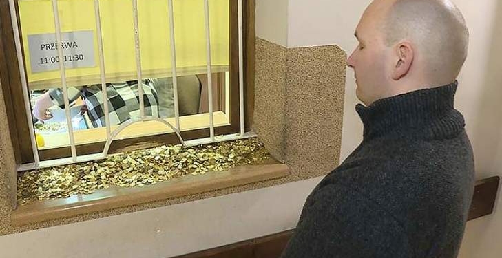 Отомстил: поляк принес в суд 30 кг монет