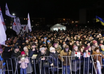 На Киевщине во время выступления Тимошенко в толпу бросили дымовые шашки