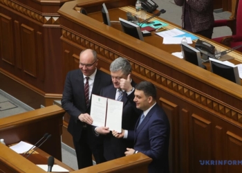 Порошенко в Раде подписал изменения в Конституцию о движении в ЕС и НАТО