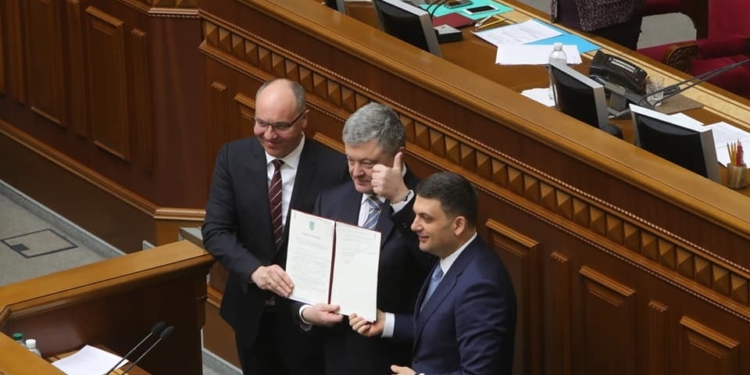 Порошенко в Раде подписал изменения в Конституцию о движении в ЕС и НАТО