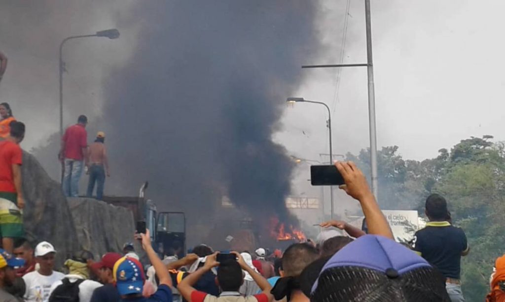 С союзника берут пример: сторонники Мадуро сожгли три грузовика с гумантиркой на границе с Колумбией 1