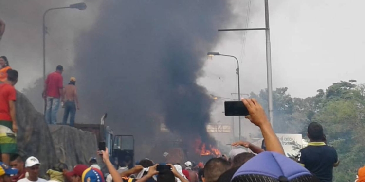 С союзника берут пример: сторонники Мадуро сожгли три грузовика с гумантиркой на границе с Колумбией