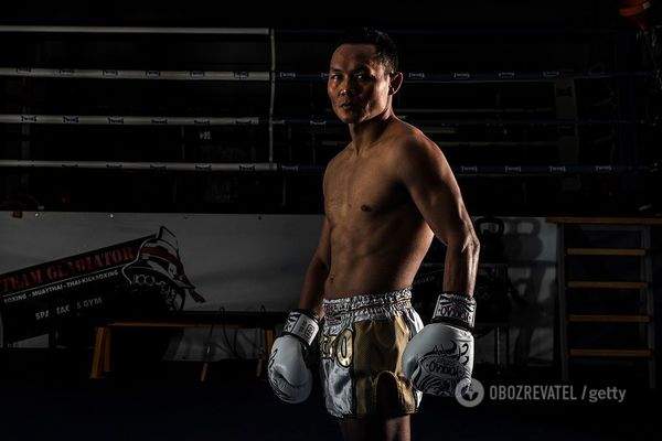 Неожиданный прием: тайский боксер на ринге поцеловал соперника 1