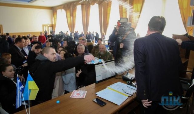 Недовольный переименованием улицы в честь Гандзюк облил мэра Херсона водой