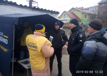 В Николаеве напали на палатку кандидата в президенты Гриценко