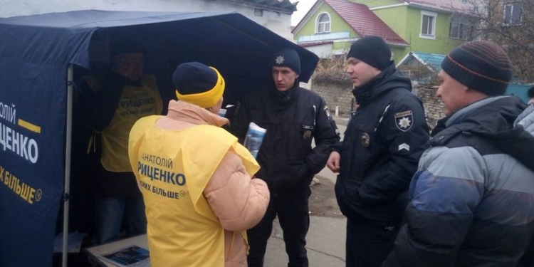 В Николаеве напали на палатку кандидата в президенты Гриценко