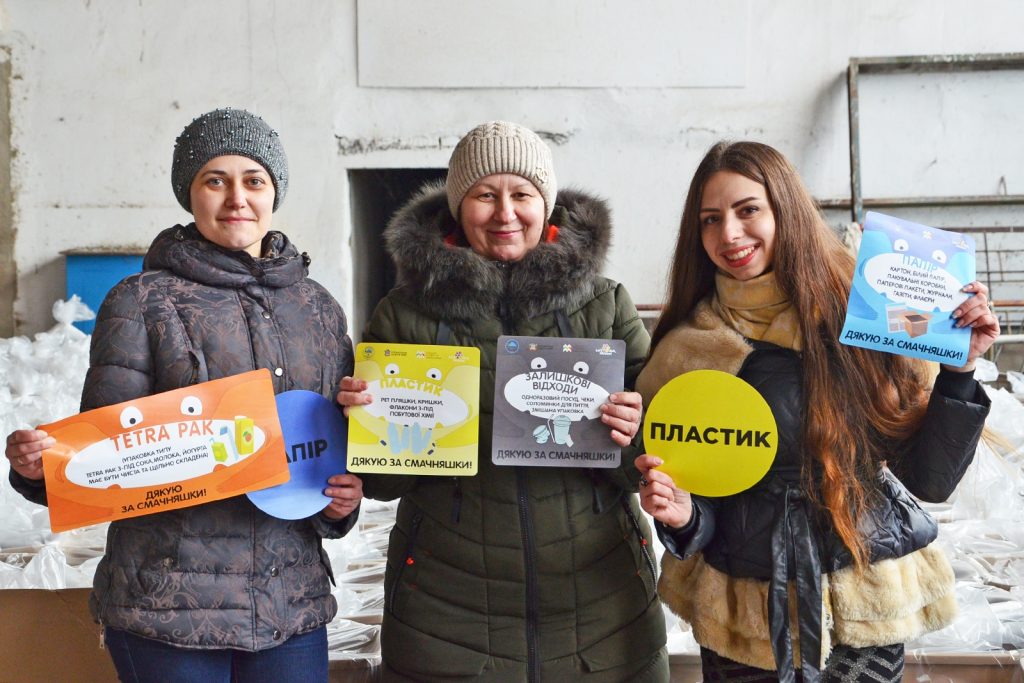 69 школ и 24 больницы Николаева получили новые контейнеры для сортировки мусора 3