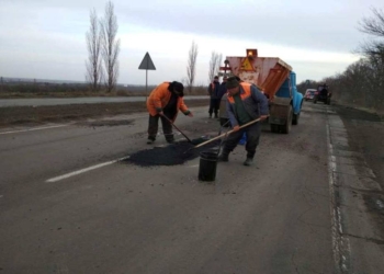 Дорожники Николаевщины начали работы по ликвидации аварийной ямочности на киевской трассе