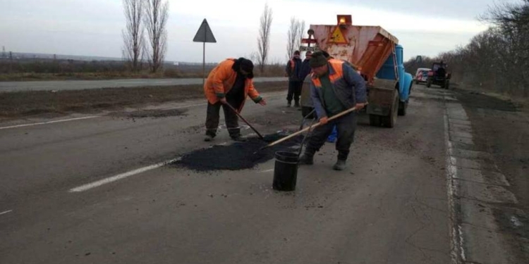 Дорожники Николаевщины начали работы по ликвидации аварийной ямочности на киевской трассе