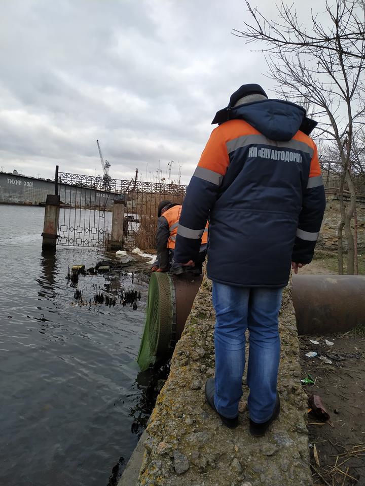 Эксперимент: в Николаеве на трубу ливневой канализации у понтонного моста поставили «улавливатель» твердого мусора 4