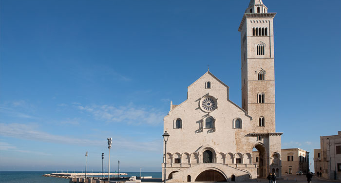 Идиотизм и вандализм: итальянка написала признание в любви на фасаде 920-летнего собора в Трани