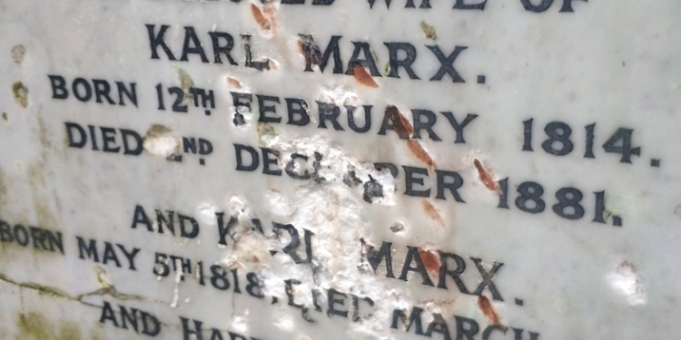 В Лондоне осквернили могилу Карла Маркса