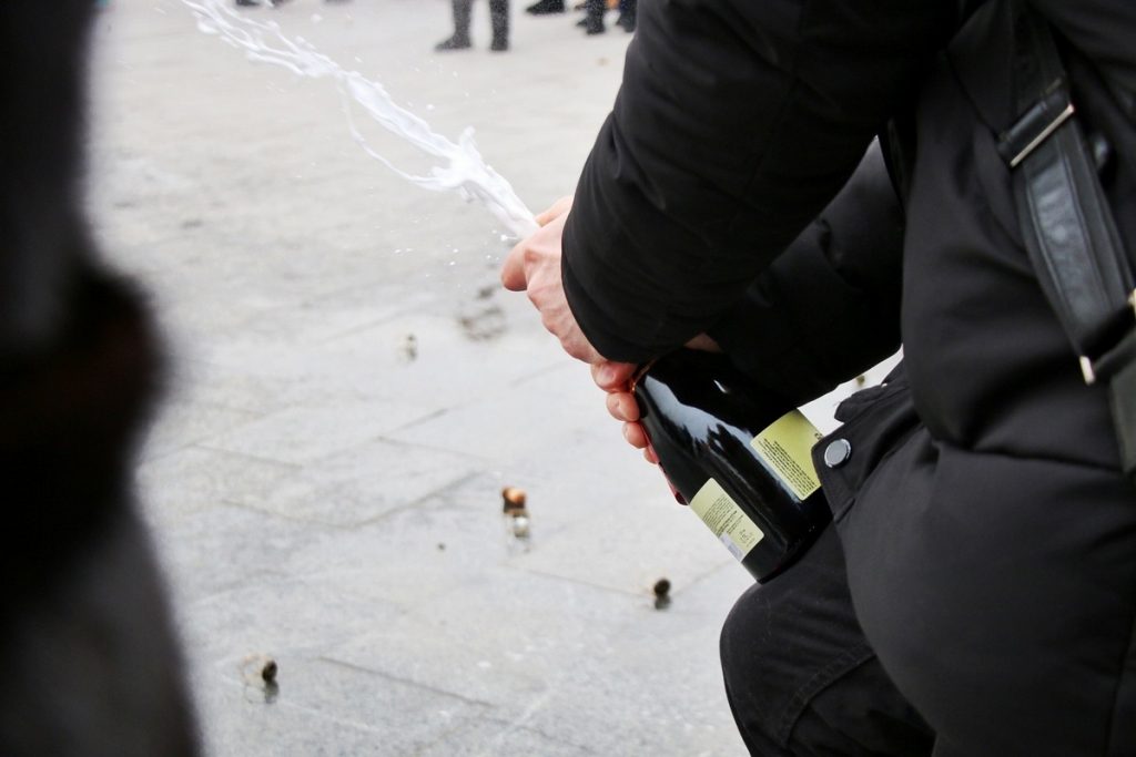 В День Святого Валентина в Одессе стреляли пробками от шампанского – установили новый рекорд 11