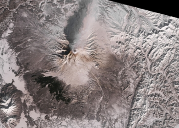 На Камчатке извергает лаву вулкан