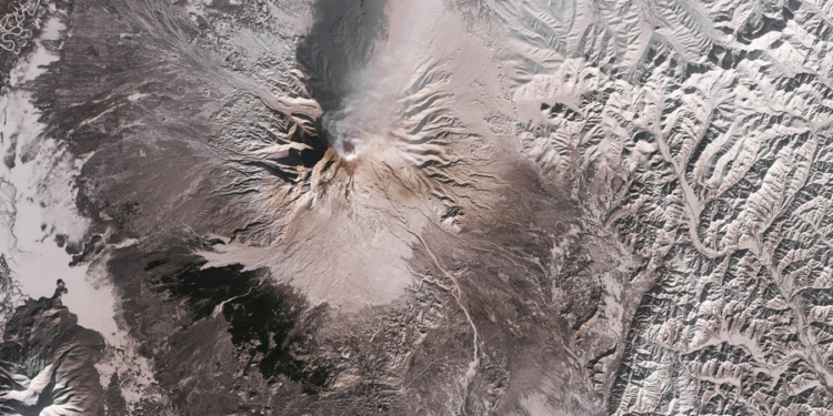 На Камчатке извергает лаву вулкан